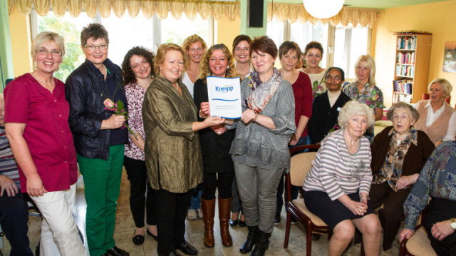 Das Kneipp-Team des Hauses St. Martin freut sich gemeinsam mit der stellvertretenden Bürgermeisterin Silvia Godde über die Zertifizierung. Foto: SMMP/Bock