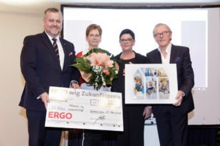 Andrea Wollner-Beermann (Mitte links) und Annette Longinus-Nordhorn nehmen den ERGO wig Zukunftspreis 2017 aus den Händen von Wichart von Roëll und Wolfgang Kühn entgegen. (Foto: ERGO wig)