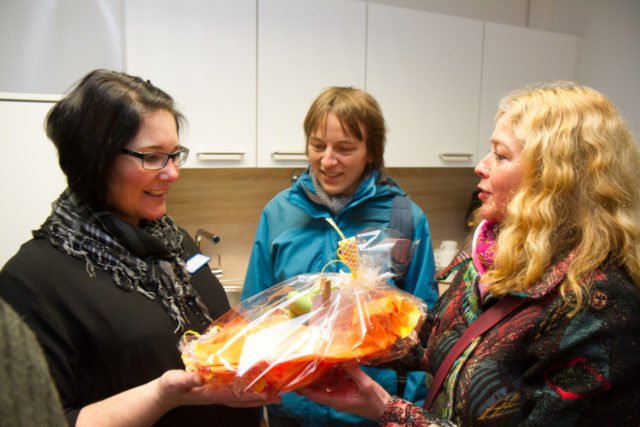 Bei einem Imbiss gab es noch Gelegenheit zu Begegnung. Hier gratulieren Gisela Gerlach-Wiegmann (r.) und Claudia Behlke (m.) vom Haus St. Martin in Westerholt. Foto: SMMP/Bock