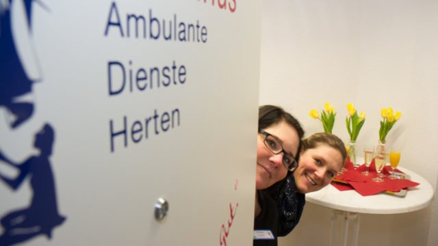 Herzlich willkommen! Davibna Oertel und Corinna Albrecht leiten den neuen ambulanten Dienst in Herten-Langenbochum. Foto: SMMP/Bock
