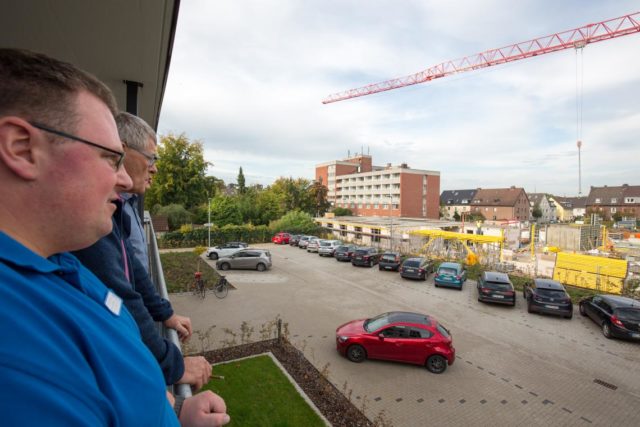 Die Bewohner der Senioren-Wohngemeinschaft haben von ihrem großen Balkon einen guten Ausblick auf das alte und das neue Haus St. Martin. (Foto: SMMP/Beer)