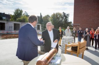 "Danke für Ihren Dienst an der Gesellschaft": Jürgen Grunwald, stellvertretender Bürgermeister von Herten, freut sich über das neue und alte Angebot im Quartier. (Foto: SMMP/Beer)