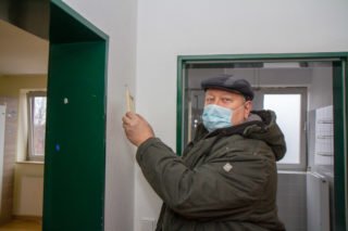Detlev Gruber nimmt in seinem alten Zimmer das letzte Bild von der Wand. Foto: SMMP/Ulrich Bock