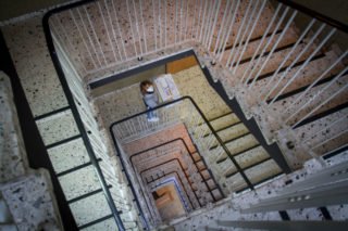 Treppe rauf - Treppe runter. Die Mitarbeiter aus dem Haus St. Martin sind froh, im neuen Gebäude nur noch zwei Etagen und ausreichend große Aufzüge zu haben.  Foto: SMMP/Ulrich Bock