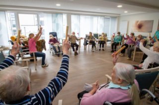 Sitzgymnastik mit Instrumenten: Da sind viele Seniorinnen und Senioren gerne dabei. Foto: SMMP/Ulrich Bock