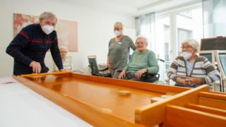 Beim Jakkolo-Spiel messen sich die Senioren in Geschick und Treffsicherheit. Foto: SMMP/Ulrich Bock