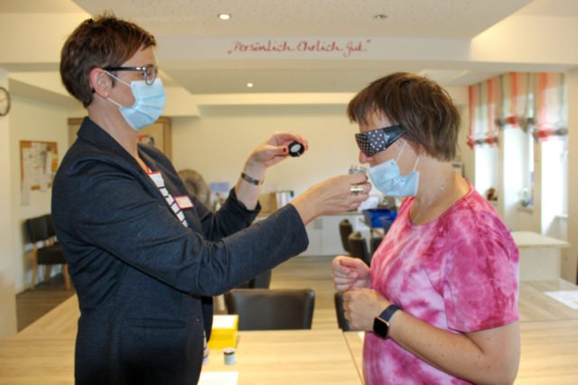Ausbildungskoordinatorinnen unter sich: Sylvia Schmidt (l.) prüft, was Claudia Behlke durch die sichtbehindernde Brille noch sieht. Foto: SMMP/Natalie Rammert