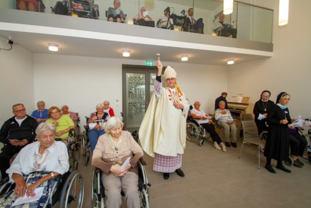 Weihbischof Rolf Lohmann segnet die Kapelle ein. Foto: SMMP/Ulrich Bock