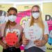 Die Auszubildenden Pamela Mudiwa Muringai und Meike Müller senden eione Botschaft: "We care for you!" Foto: SMMP/Ulrich Bock